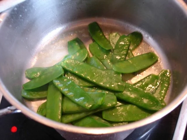 Bratwurst mit Zuckerschoten und Kartoffelpüree - Rezept - Bild Nr. 7