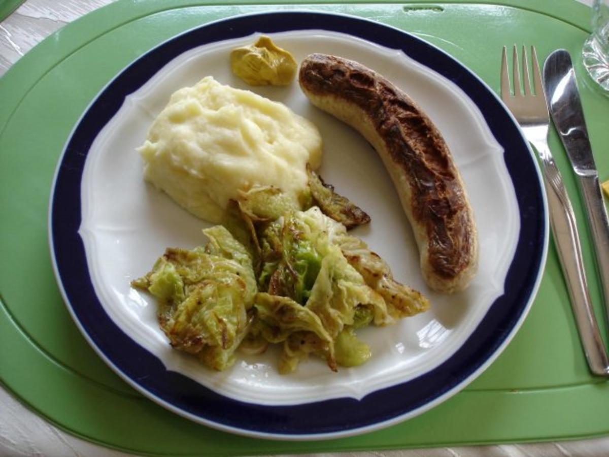 Bratwurst mit gebratenem Wirsing und Kartoffelpüree - Rezept - kochbar.de