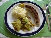 Bratwurst mit gebratenem Wirsing und Kartoffelpüree - Rezept