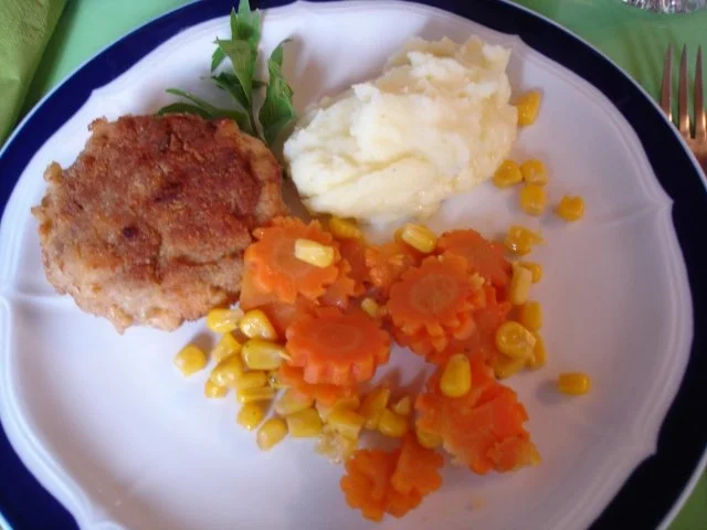 Buletten mit Kartoffelpüree und Möhren-Mais-Gemüse - Rezept