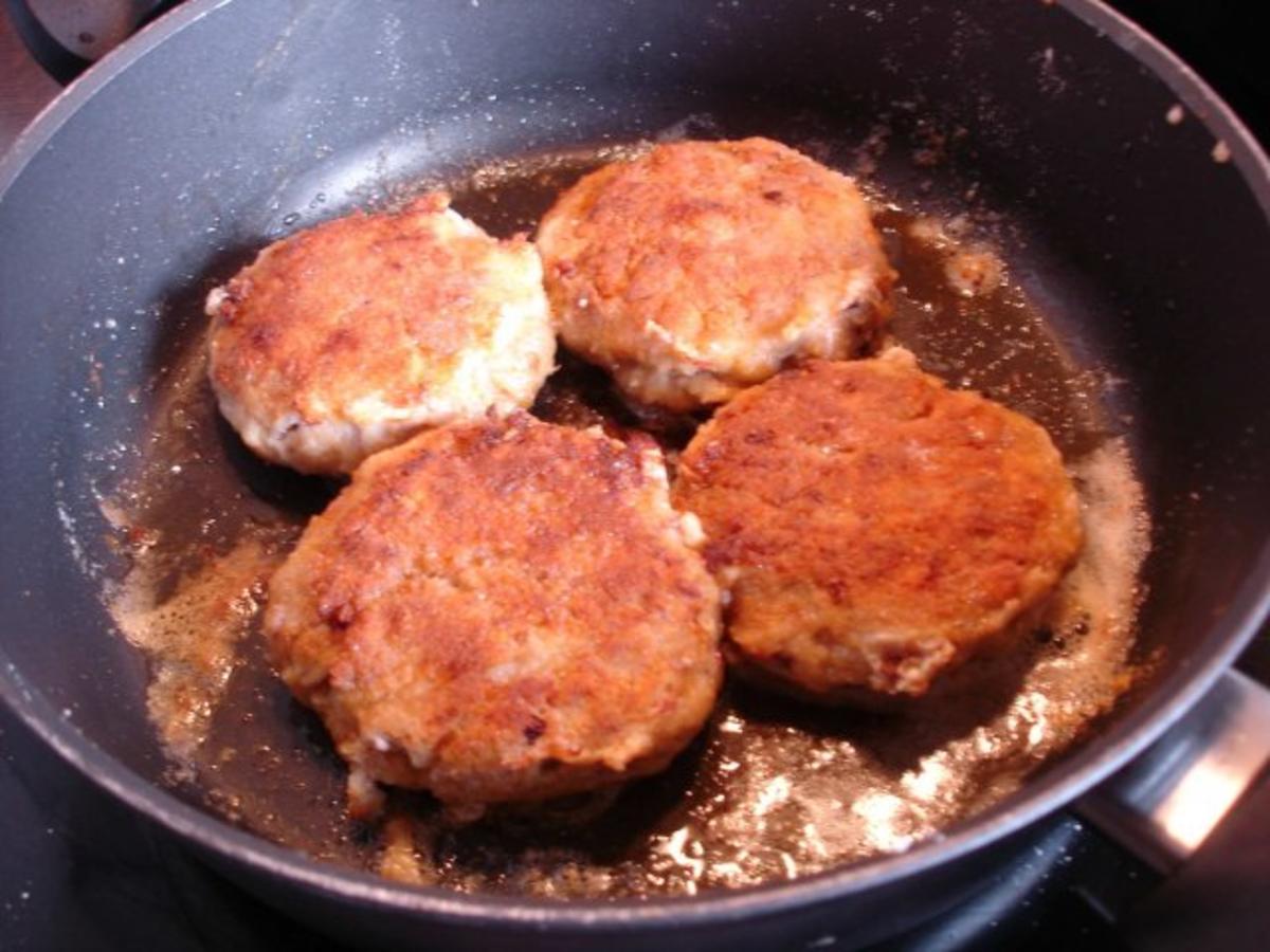 Buletten mit Kartoffelpüree und Möhren-Mais-Gemüse - Rezept - kochbar.de