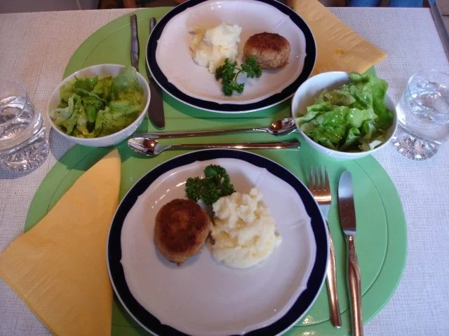 Buletten mit Kartoffelpüree und Kopfsalat - Rezept