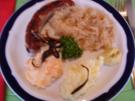 Frische Rost-Bratwurst mit Sauerkraut und Kartoffelpürees - Rezept