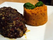 Hähnchenbrust unter mediterraner Pumpernickelhaube mit Süßkartoffelpüree - Rezept