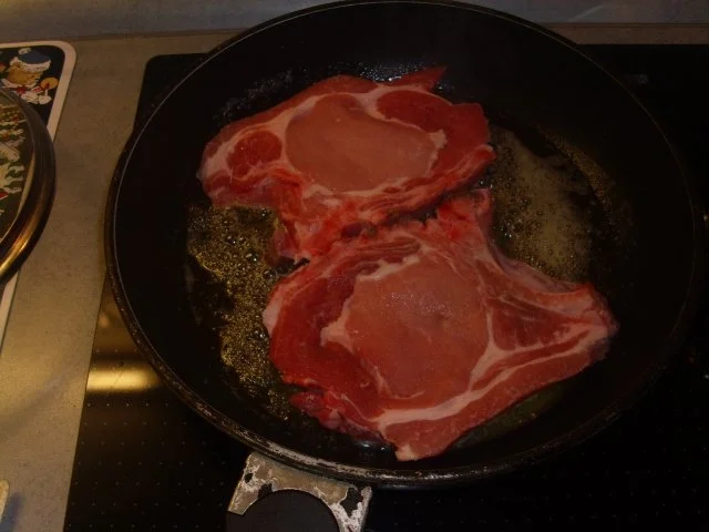 Rezept: Kotelettes mit einer Kräuterschmelzkäse-Kruste Bild Nr. 3 Kotelettes mit einer Kräuterschmelzkäse-Kruste - Rezept - Bild Nr. 3