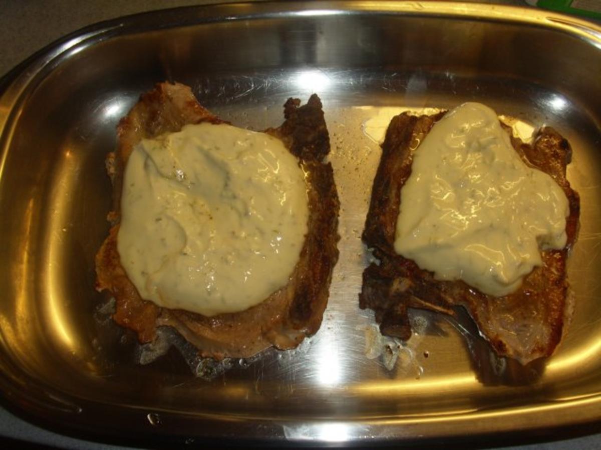 Kotelettes mit einer Kräuterschmelzkäse-Kruste - Rezept - Bild Nr. 5