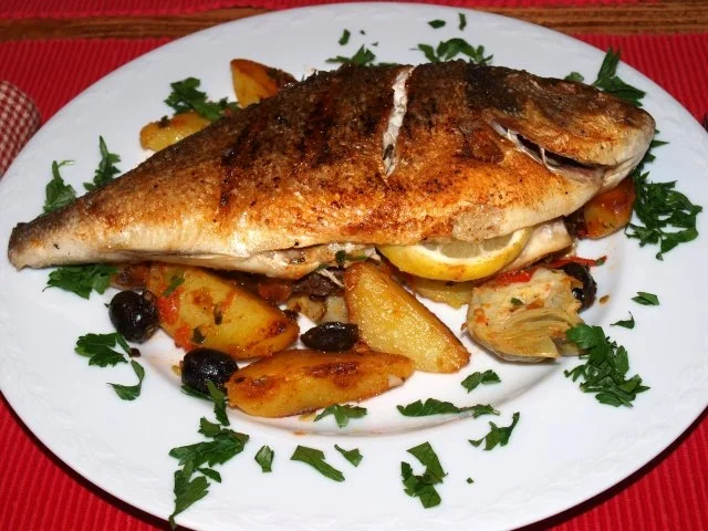 Goldbrasse mit Kartoffeln und Tomaten-Olivengemüse (Orate alle verdure) - Rezept