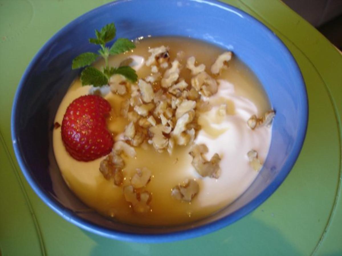 Bilder für Jogurt-Quark mit Honig und Wallnüssen - Rezept