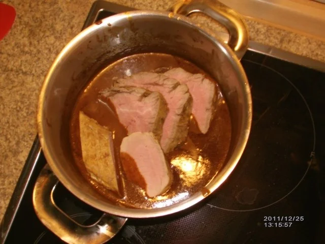 Rinderfilet mit Bratensoße, Herzoginkartoffeln und Rotkohl - Rezept - Bild Nr. 5