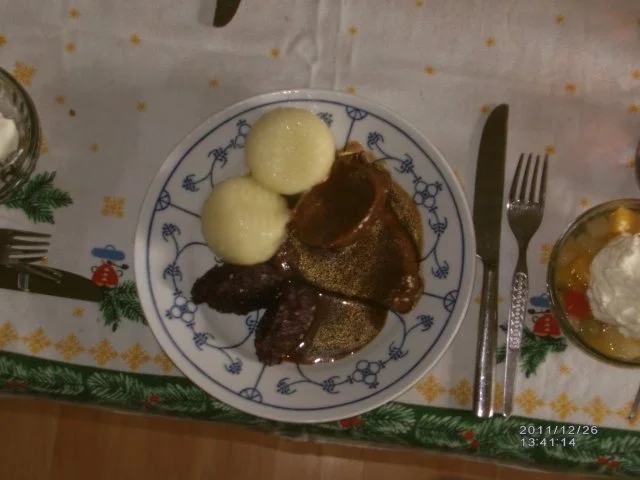 Rinderfilet mit Bratensoße, Herzoginkartoffeln und Rotkohl - Rezept - Bild Nr. 6