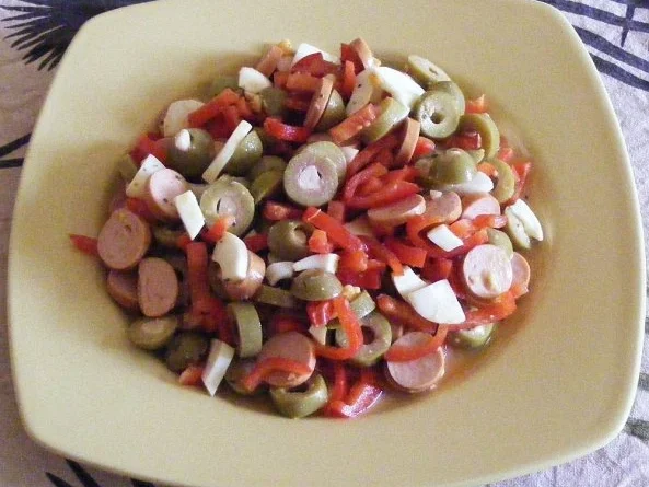 Rezept: Eier-Paprika-Wiener-Salat mit Oliven Eier-Paprika-Wiener-Salat mit Oliven - Rezept