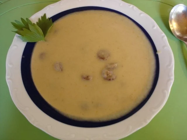 Rezept: Kohlrabi-Suppe mit Würstchen Kohlrabi-Suppe mit Würstchen - Rezept