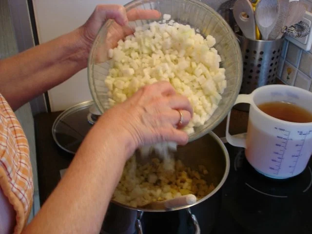 Rezept: Kohlrabi-Suppe mit Würstchen Bild Nr. 7 Kohlrabi-Suppe mit Würstchen - Rezept - Bild Nr. 7