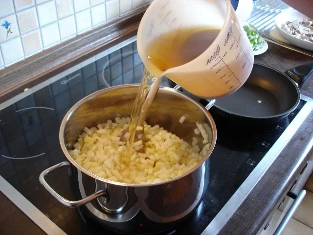 Rezept: Kohlrabi-Suppe mit Würstchen Bild Nr. 9 Kohlrabi-Suppe mit Würstchen - Rezept - Bild Nr. 9