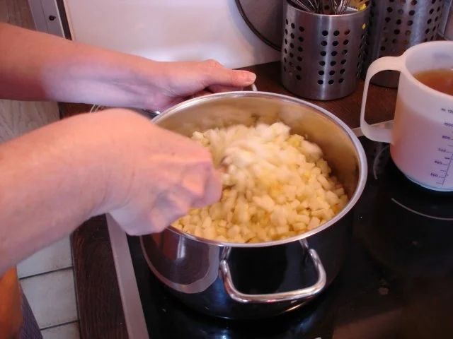 Rezept: Kohlrabi-Suppe mit Würstchen Bild Nr. 8 Kohlrabi-Suppe mit Würstchen - Rezept - Bild Nr. 8