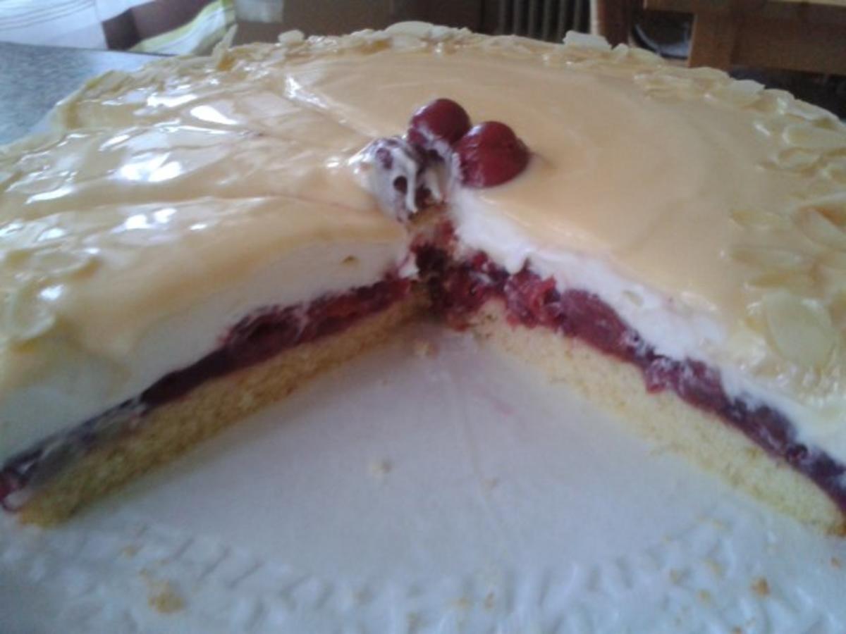 Fruchtige Eierlikör Kirsch Torte - einfach - 343 kcal/100g Fruchtige Eierlikör Kirsch Torte - einfach - 343 kcal/100g