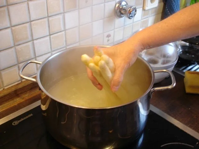 Spargel mit Schinken, Salbei und Parmesan - Rezept - Bild Nr. 4