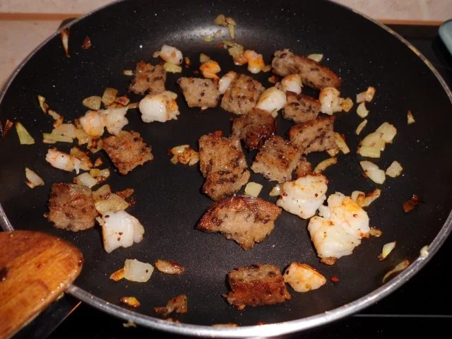 Pfannengericht: Omlette mit Garnelen, Brot und Mozzarella - Rezept - Bild Nr. 3