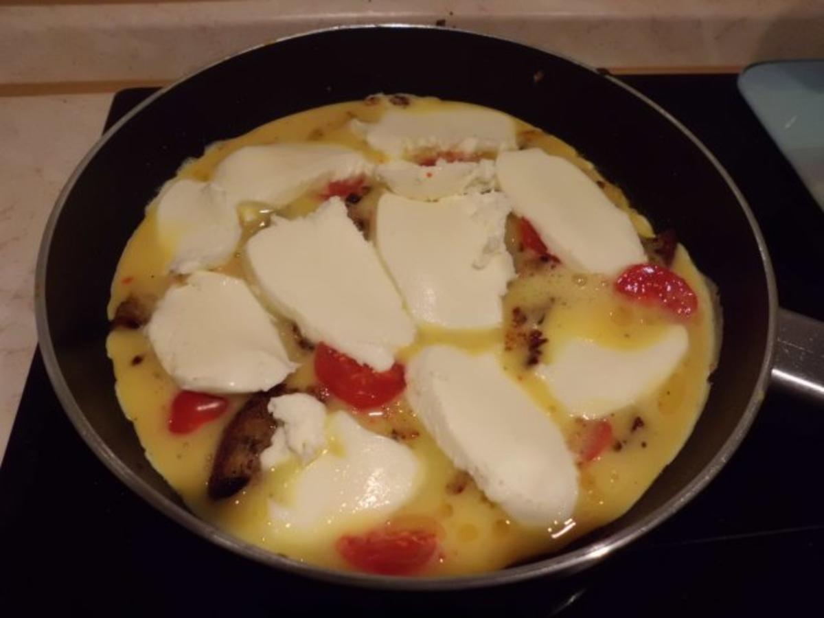 Pfannengericht: Omlette mit Garnelen, Brot und Mozzarella - Rezept - Bild Nr. 5