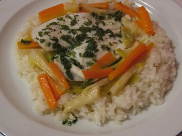 Schollenfilets auf bunten Gemüsestreifen - Rezept