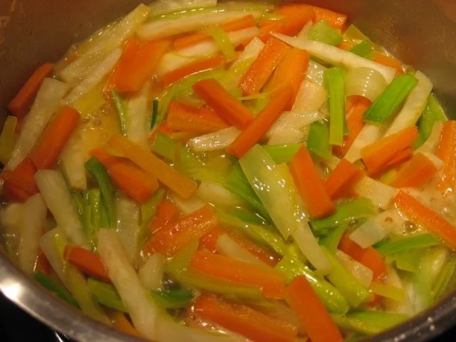 Schollenfilets auf bunten Gemüsestreifen - Rezept - Bild Nr. 2