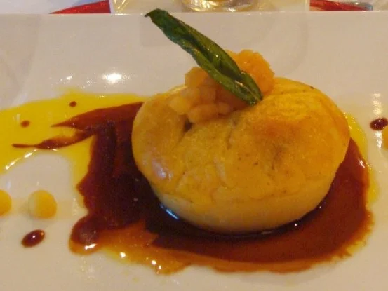 Rezept: Gänseleber-Ragout im ganzen Apfel an Thaiti-Vanille mit Safran-Portweinjus Gänseleber-Ragout im ganzen Apfel an Thaiti-Vanille mit Safran-Portweinjus - Rezept