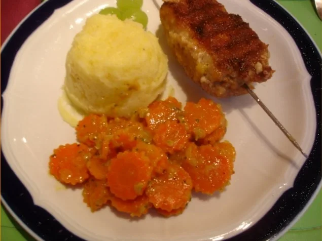 Hackfleischspieße mit Kartoffelstampf und Möhrenblütencurry - Rezept