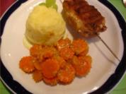Hackfleischspieße mit Kartoffelstampf und Möhrenblütencurry - Rezept