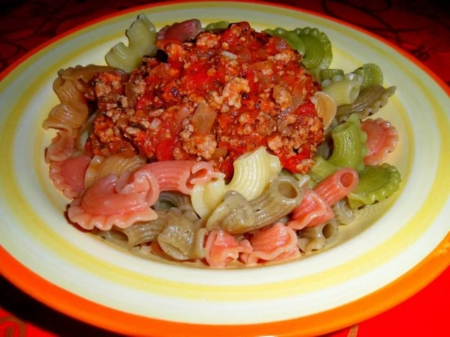 Rezept: Bunte Pasta mit Hackfleisch-Bolognese „Diavolo“ Bunte Pasta mit Hackfleisch-Bolognese „Diavolo“ - Rezept
