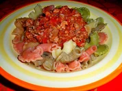 Bunte Pasta mit Hackfleisch-Bolognese „Diavolo“ - Rezept