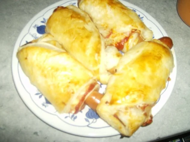 Rezept: Schneggales Würstl im Schlafrock Schneggales Würstl im Schlafrock - Rezept