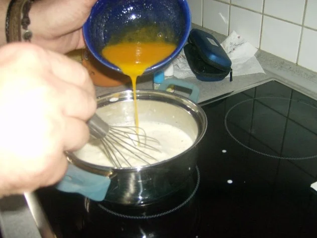 Rezept: Vanilleeis selbsgemacht mit heißen Himbeeren Bild Nr. 7 Vanilleeis selbsgemacht mit heißen Himbeeren - Rezept - Bild Nr. 7