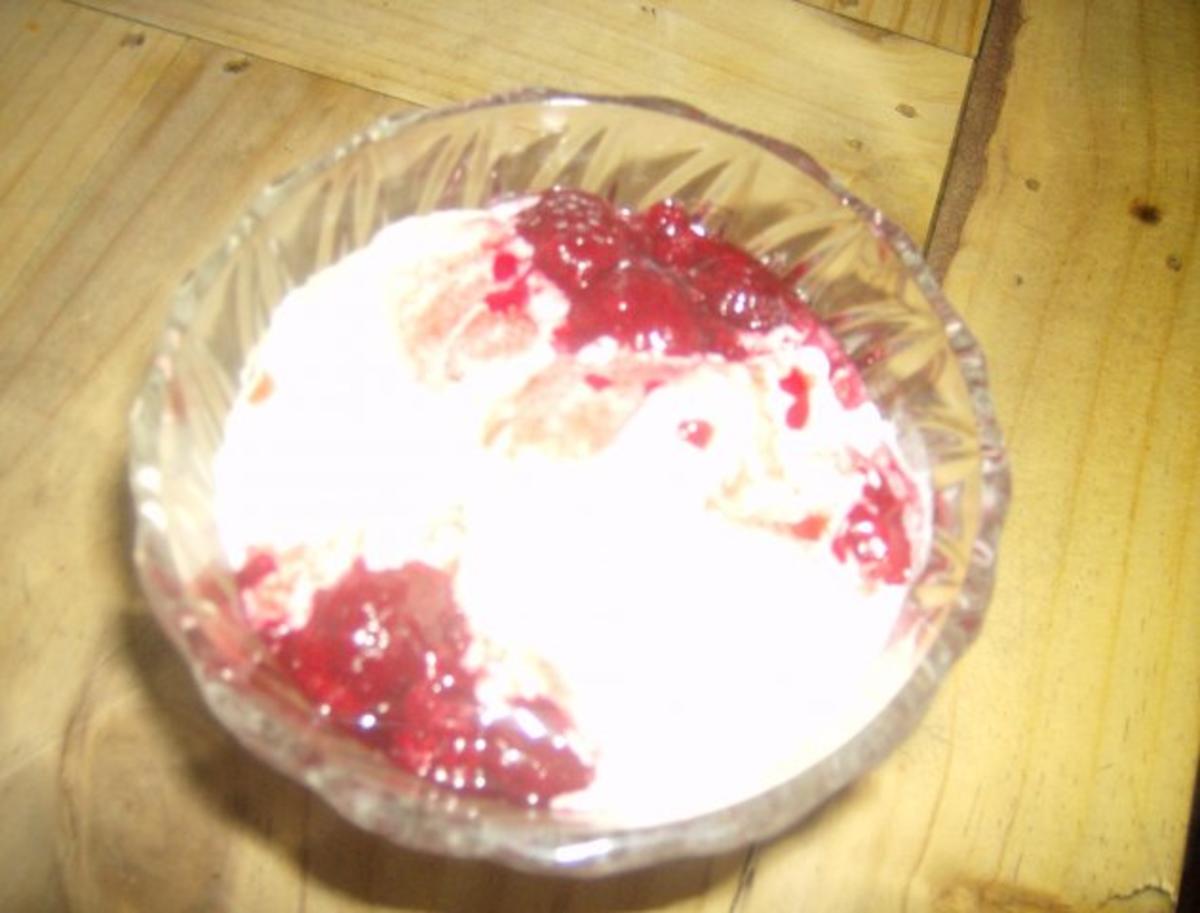 Vanilleeis selbsgemacht mit heißen Himbeeren - Rezept - kochbar.de