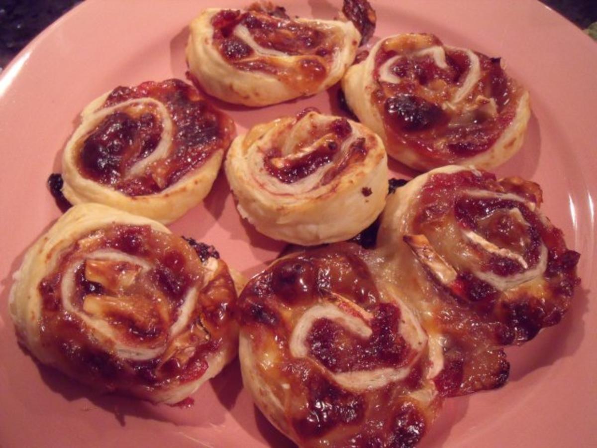 Camembert-Preiselbeer-Blätterteigschnecken; Fingerfood, Fastfood ...