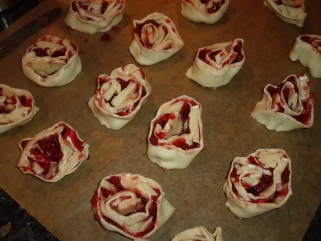 Rezept: Camembert-Preiselbeer-Blätterteigschnecken; Fingerfood, Fastfood, pikanter Snack Bild Nr. 2 Camembert-Preiselbeer-Blätterteigschnecken; Fingerfood, Fastfood, pikanter Snack - Rezept - Bild Nr. 2