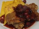 Hirschschnitzel in Mandel-Zimtkruste mit Balsamicokirschen und Polentaecken - Rezept