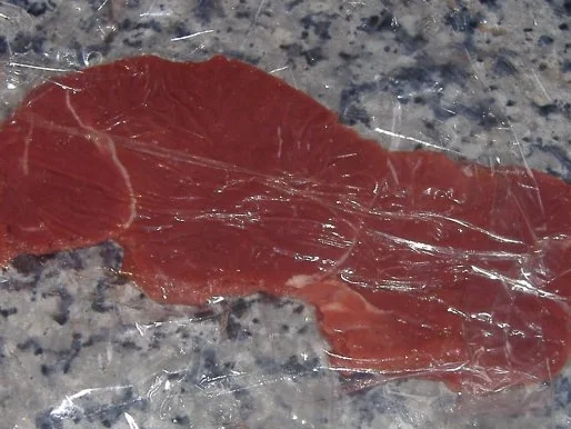 Hirschschnitzel in Mandel-Zimtkruste mit Balsamicokirschen und Polentaecken - Rezept - Bild Nr. 2