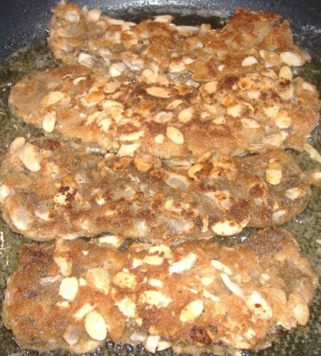 Hirschschnitzel in Mandel-Zimtkruste mit Balsamicokirschen und Polentaecken - Rezept - Bild Nr. 3