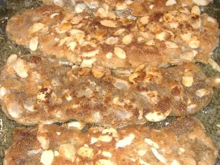 Hirschschnitzel in Mandel-Zimtkruste mit Balsamicokirschen und Polentaecken - Rezept - Bild Nr. 3