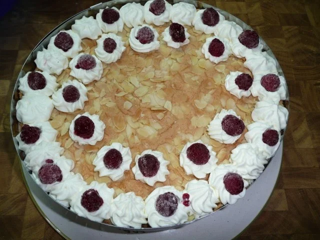 Rezept: Himbeertorte mit einer Mandeldecke ! Himbeertorte mit einer Mandeldecke ! - Rezept