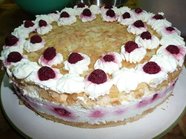 Rezept: Himbeertorte mit einer Mandeldecke ! Bild Nr. 2 Himbeertorte mit einer Mandeldecke ! - Rezept - Bild Nr. 2