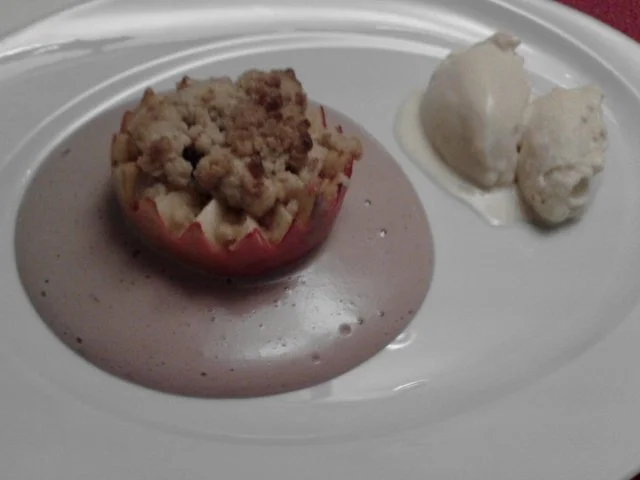 Bratapfel a la E. mit Glühweinzabaione und Zimteis - Rezept