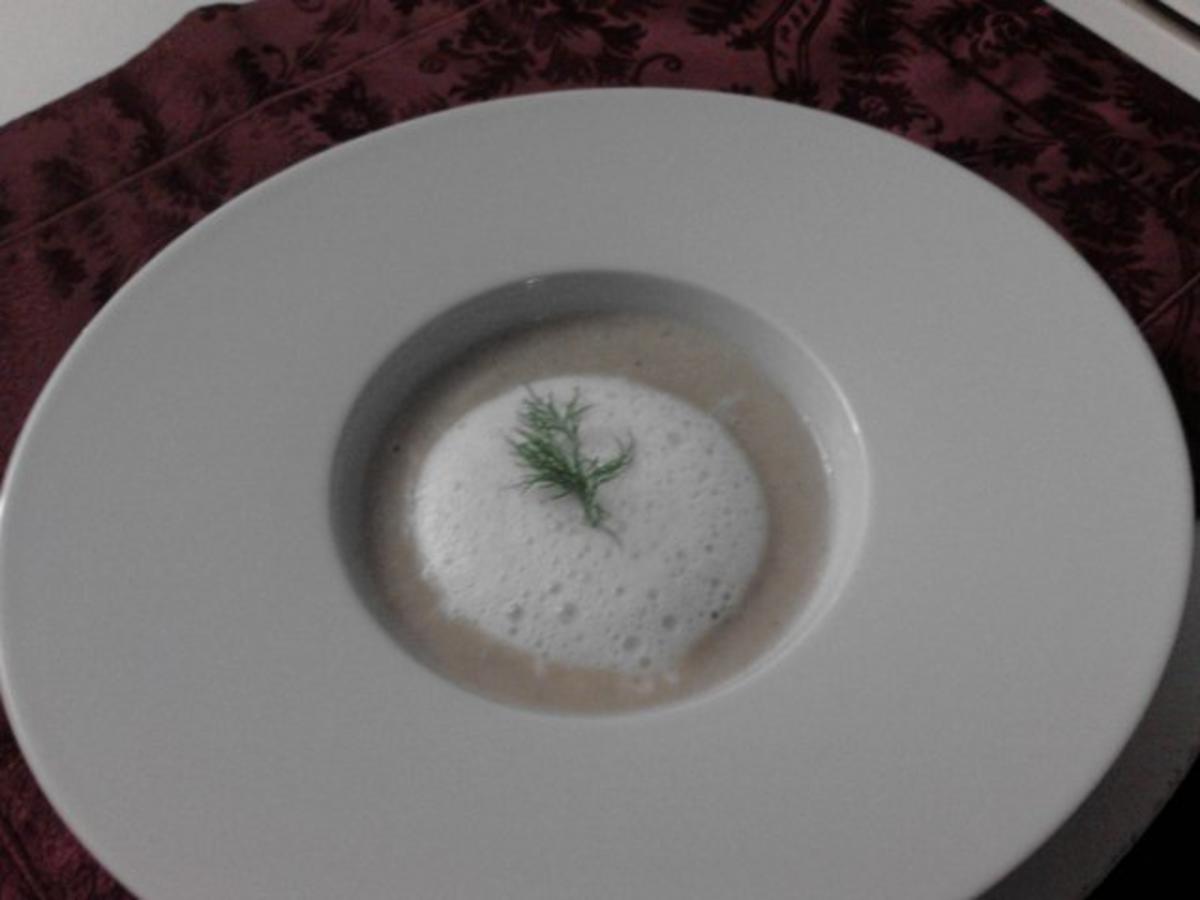 Maronensamtsuppe mit Kräuterschaumhäubchen - Rezept - kochbar.de