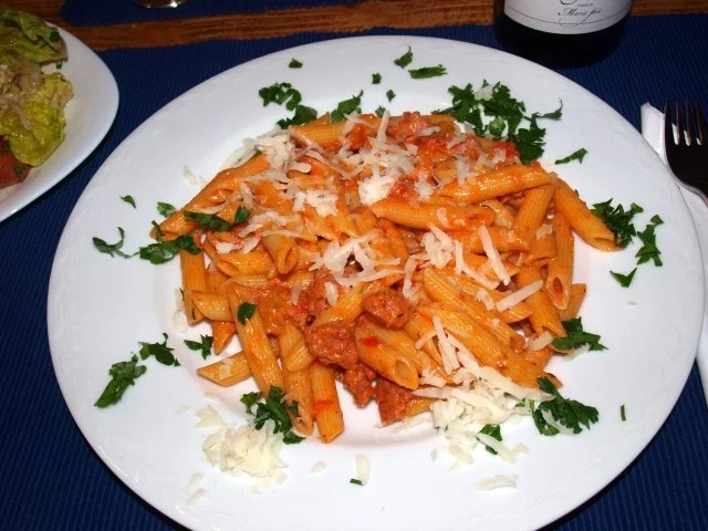 Rezept: Penne mit Salsiccia und Tomaten-Sahne-Sugo Penne mit Salsiccia und Tomaten-Sahne-Sugo - Rezept