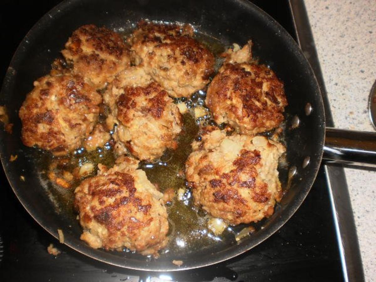 Frikadellen in Champignon Gurken Soße - einfach - von gabi-63 Frikadellen in Champignon Gurken Soße - einfach - von gabi-63