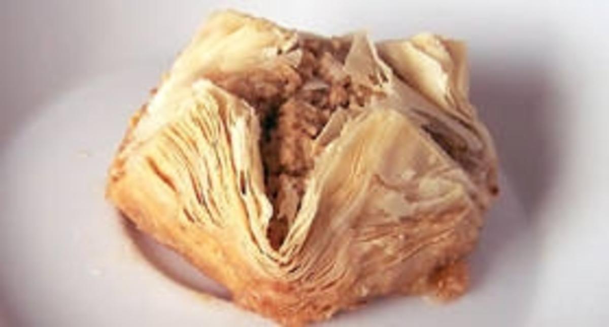 Baklava Für diese traditionelle Süßspeise des Vorderen Orients kann
statt des Blätterteigs auch original türkischer Yufkateig verwendet
werden. Bekannter, und bei uns auch öfter unter diesem Namen
erhältlich, ist die griechische Bezeichnung: Fillo. - Rezept von
austria-boy