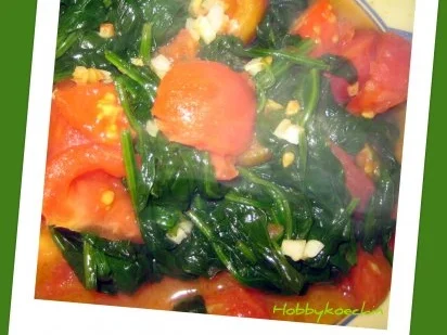 Beilage - Frischer Blattspinat mit Tomaten und Knobi - Rezept