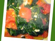 Beilage - Frischer Blattspinat mit Tomaten und Knobi - Rezept