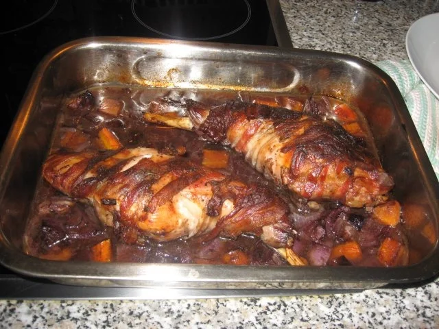 Kaninchenkeulen auf Rotwein-Sahnesoße - Rezept - Bild Nr. 2