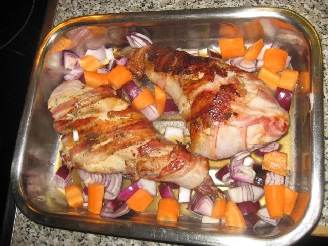 Kaninchenkeulen auf Rotwein-Sahnesoße - Rezept - Bild Nr. 3